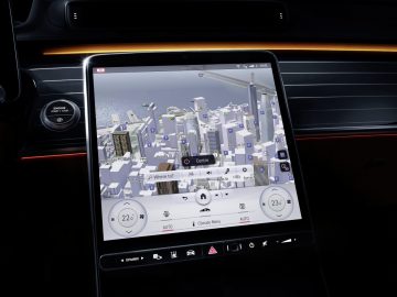 Binnenaanzicht van een Mercedes-Benz S-Klasse met een groot touchscreen-dashboard met een 3D-navigatiekaart.