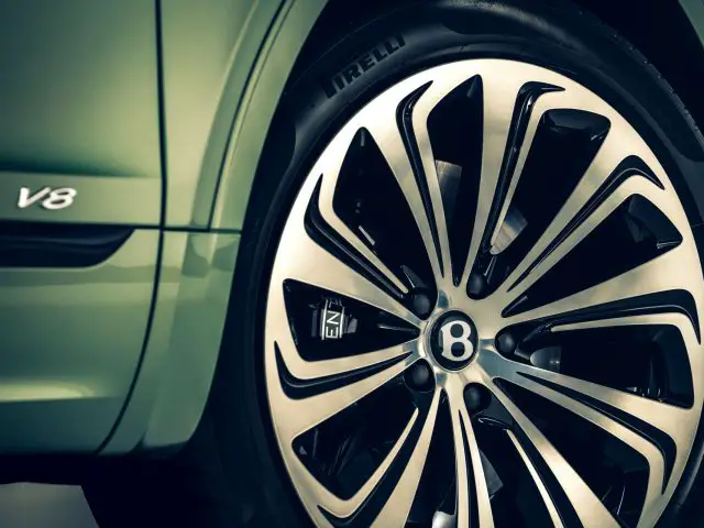 Close-up van de lichtmetalen velg van een luxe auto met het Bentley Bentayga-logo en een Pirelli-band.