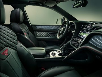 Luxe Bentley Bentayga-interieur met premium lederen stoelen, een hightech dashboard en elegante designaccenten.