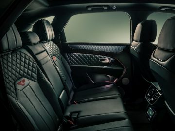 Luxe Bentley Bentayga-interieur met lederen stoelen en hoogwaardige afwerking.