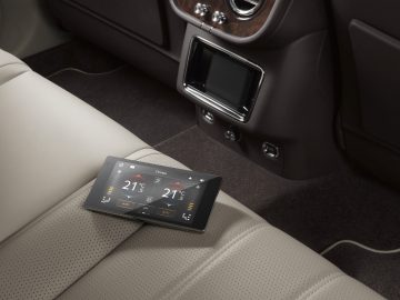 Luxe Bentley Bentayga-interieur met een touchscreen-apparaat met klimaatregeling op de middenarmsteun achterin.