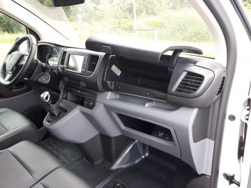 Binnenaanzicht van een Opel Vivaro, met het stuur, het dashboard en de bestuurdersstoel.