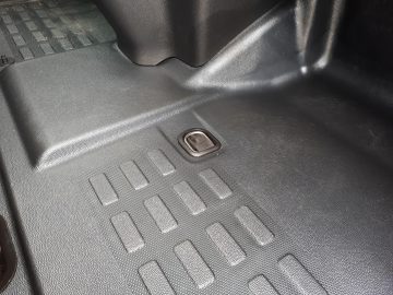 Close-up van een schone, zwarte plastic Opel Vivaro automat met een zichtbare vloervergrendeling.