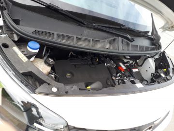 Open autokap met een gedetailleerd zicht op de motorruimte van een Opel Vivaro.