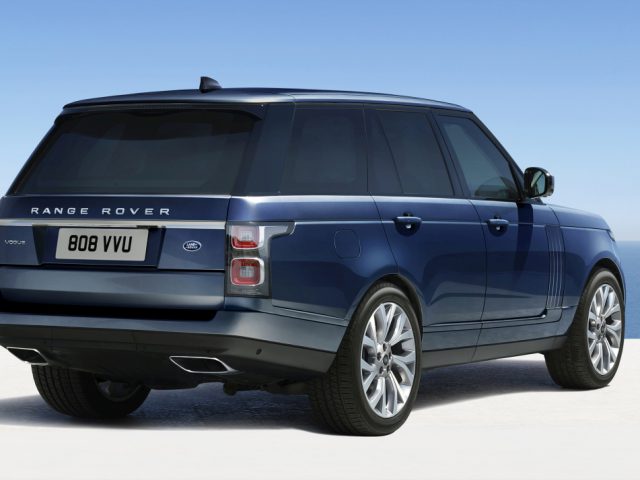 Een Range Rover geparkeerd op een betonnen platform tegen een helderblauwe lucht op de achtergrond.