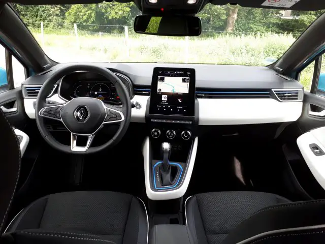 Binnenaanzicht van een Renault Clio E-Tech Hybrid met het stuur, het dashboard en het infotainmentsysteem.
