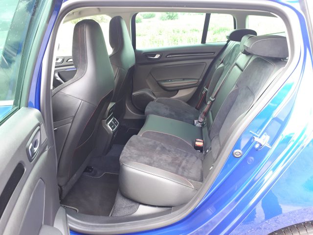 Binnenaanzicht van een Mégane E-Tech met de achterbank met open deur, met de nadruk op een blauwe buitenkant en stoffen bekleding.