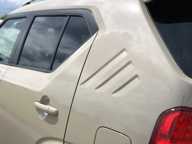Close-up van de achterkant van een Suzuki Ignis Smart Hybrid, met de nadruk op het achterlicht, de deur en de ventilatieopeningen.