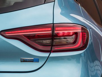 Close-up van het achterlicht van een Renault Clio E-Tech Hybrid en een 'e-tech'-badge op de kofferbak.