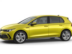 Gele Volkswagen Golf R-Line hatchback-auto weergegeven in een studioomgeving met een witte achtergrond.