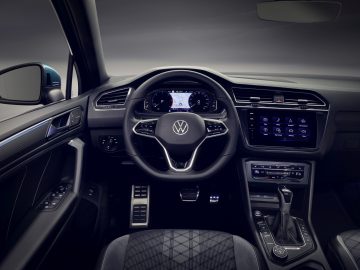 Binnenaanzicht van de Volkswagen Tiguan met het stuur, het dashboard en het infotainmentsysteem.