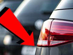 Rode pijl wijst naar het achterlicht van een auto in een autoverkoopadvertentie.