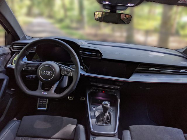 Binnenaanzicht van een Audi A3-auto met het stuur, het dashboard en de middenconsole met touchscreen.