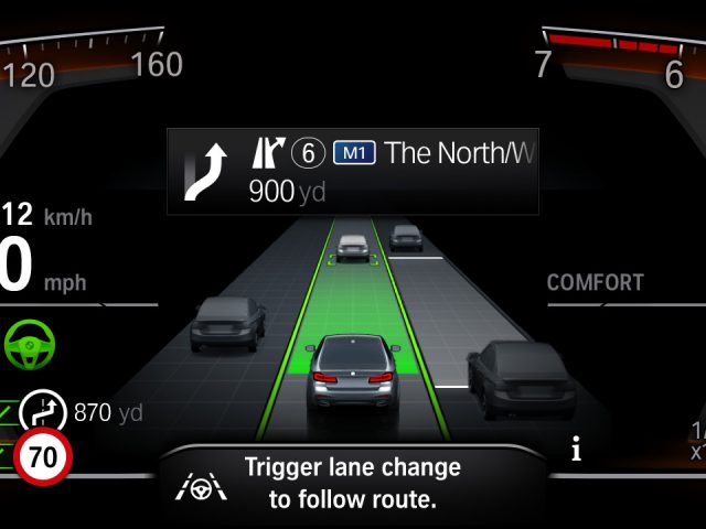 BMW 545e xDrive digitaal autodashboard met snelheidsmeter, navigatie en verschillende indicatoren zoals brandstofniveau, temperatuur en rijmodus.