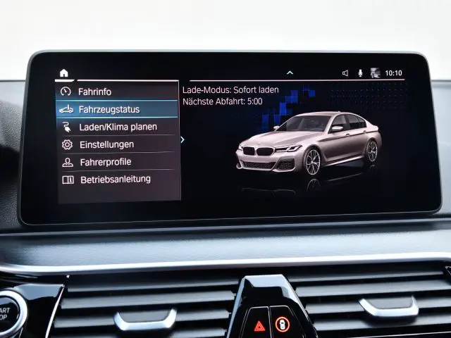 Het infotainmentsysteem van de auto dat menu's en een digitaal beeld van een BMW 545e xDrive op het scherm weergeeft.