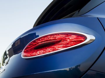 Close-up van een rood achterlicht op een Bentley Bentayga Speed, met de nadruk op het ingewikkelde ontwerp en het reflecterende oppervlak.