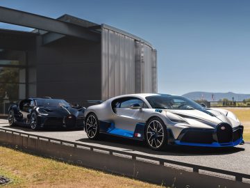 Drie Bugatti Divo-sportwagens geparkeerd buiten een modern gebouw, met strakke ontwerpen en levendige kleuren.
