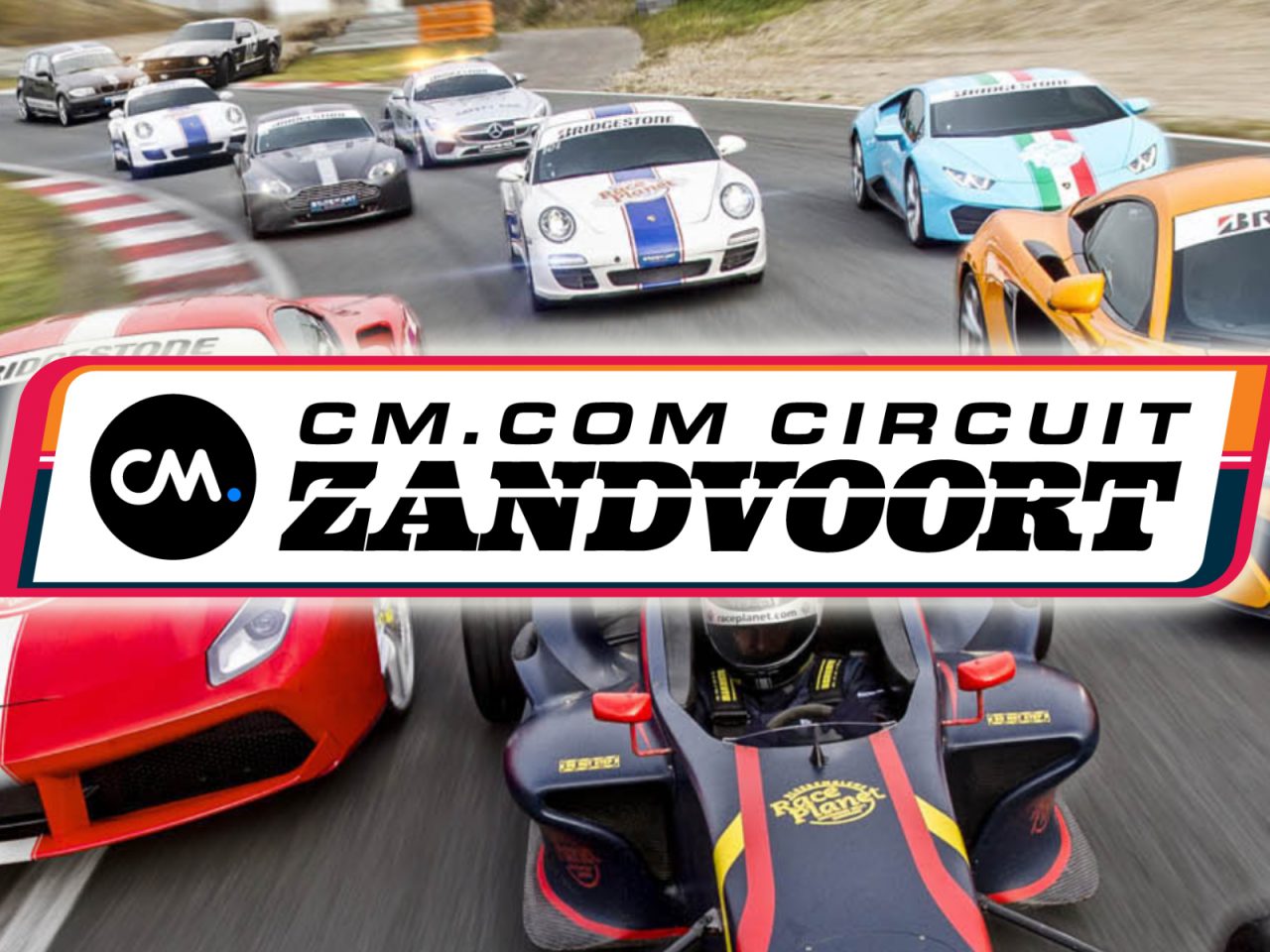 Een dynamisch beeld van een snelle autorace op het CM.com Circuit Zandvoort, waarbij meerdere sportwagens strijden op het circuit.
