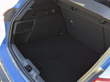 Lege kofferbak van een moderne Ford Focus ST, met schone zwarte vloerbedekking en zijvakken.