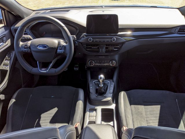 Binnenaanzicht van een Ford Focus ST met handgeschakelde versnellingsbak, met het stuur, het dashboard en de voorstoelen.