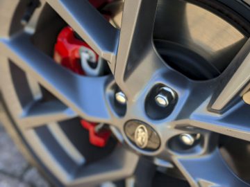 Close-up van een Ford Focus ST-autowiel met een gedetailleerd zicht op de lichtmetalen velg en de rode remklauw.