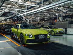 Groene Bentley Continental GT-auto's op een assemblagelijn in een moderne autofabriek.