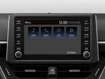 Suzuki Swace-dashboard met een modern infotainmentsysteemscherm met audio-, telefoon- en instellingsopties.