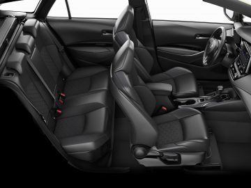 Binnenaanzicht van een Suzuki Swace met zwarte bekleding, dashboard en stuur.