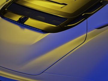 Close-up van de achterkant van een Maserati MC20 met de nadruk op het aerodynamische ontwerp en het achterlicht onder blauwe verlichting.