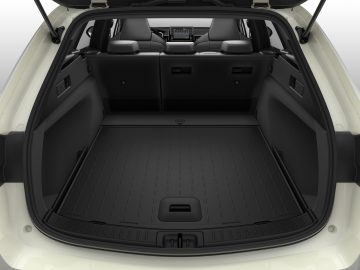 Weergave van een open, lege kofferbak van een Suzuki Swace, met een schone zwarte rubberen mat en neergeklapte achterbank.