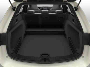 Weergave van een open kofferbak van een Suzuki Swace hatchback, met een ruime en lege laadruimte met zwart interieur.