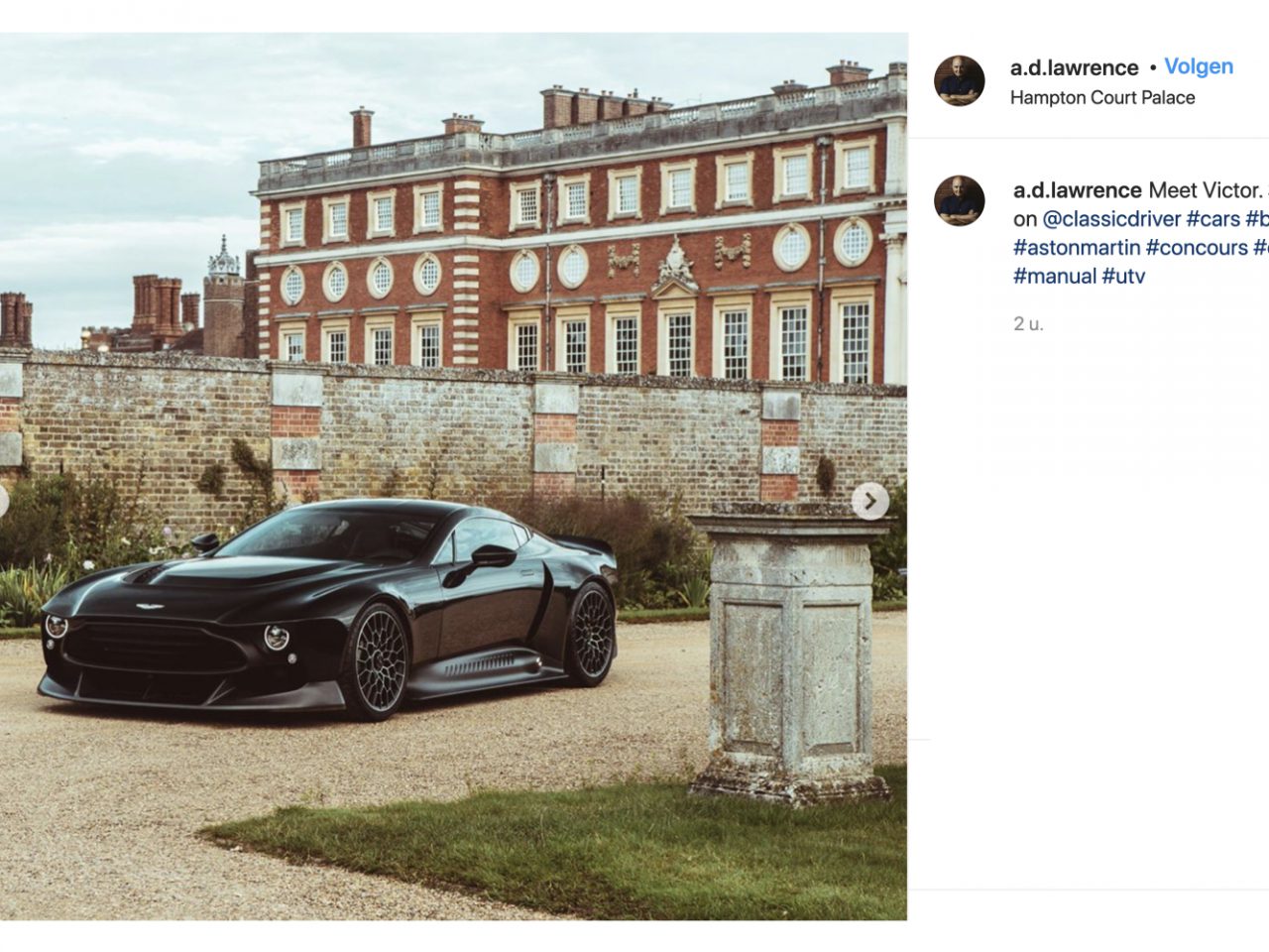 Een zwarte Aston Martin Victor parkeerde voor een sierlijk, klassiek herenhuis van rode baksteen met uitgestrekte gazons.