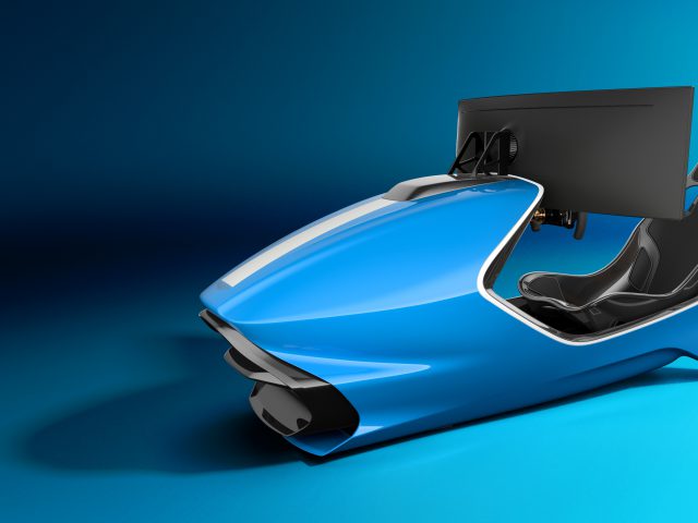 Futuristische blauwe Aston Martin raceautosimulator met een gemonteerd scherm en een enkele zwarte stoel, tegen een donkerblauwe achtergrond.