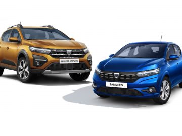 Twee Dacia-auto's, een Sandero SUV in goud en een Sandero hatchback in blauw, naast elkaar gepresenteerd op een witte achtergrond.