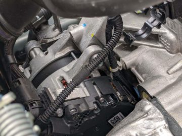 Close-up van een Fiat Panda-motor met ingewikkelde details van de dynamo en verschillende aangesloten elektrische bedrading.
