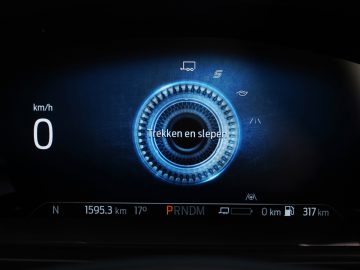 Autodashboard van een Ford Explorer PHEV met 0 km/u en verschillende meters en indicatoren zichtbaar, inclusief een bericht op het scherm.