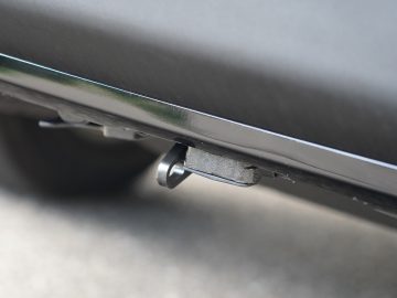 Close-up van een trekhaak die onder de zijkant van een Ford Explorer PHEV uitsteekt.