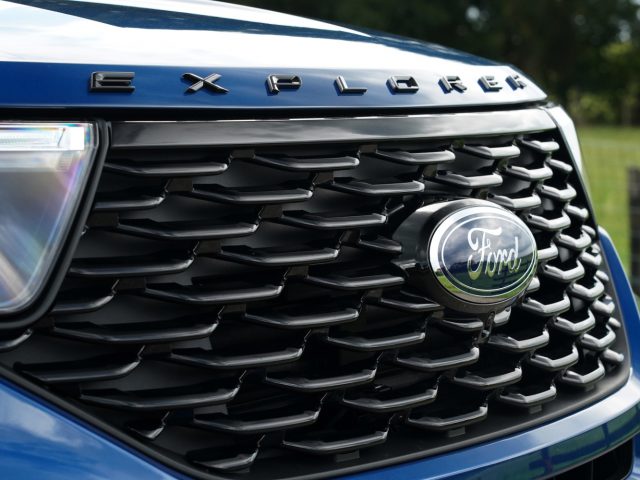 Close-up van de grille en het embleem van een Ford Explorer PHEV.