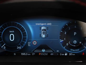 Digitaal dashboard van een Ford Explorer PHEV met snelheidsmeter bij 0 km/u, brandstofmeter en een "intelligente 4wd"-indicator actief.