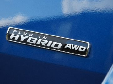 Close-up van een blauwe Ford Explorer met een "plug-in hybride awd" -embleem.