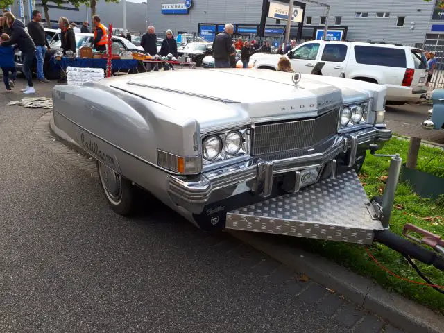 Een klassieke Cadillac Eldorado geparkeerd op een trekhaak op de drukke openluchtmarkt van Saturday Night Cruise 2020.