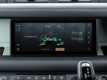 Het aanraakscherm van de auto in de Defender P400e toont de laadstatus en het energieverbruik van de elektrische auto met grafische interface.