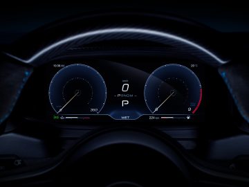 Uitzicht vanuit het perspectief van een bestuurder van het digitale dashboard van een Maserati MC20 met snelheidsmeter, versnellingsindicator en buitentemperatuur.