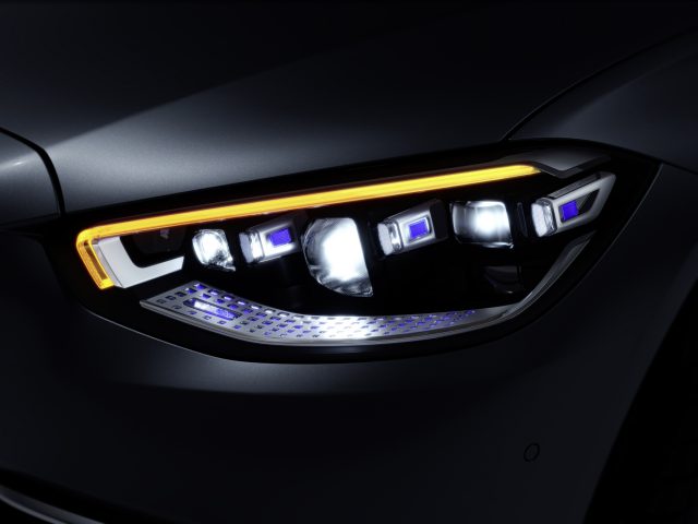 Close-up van de led-koplamp van een Mercedes-Benz S-Klasse met ingewikkelde designelementen en levendige verlichting.