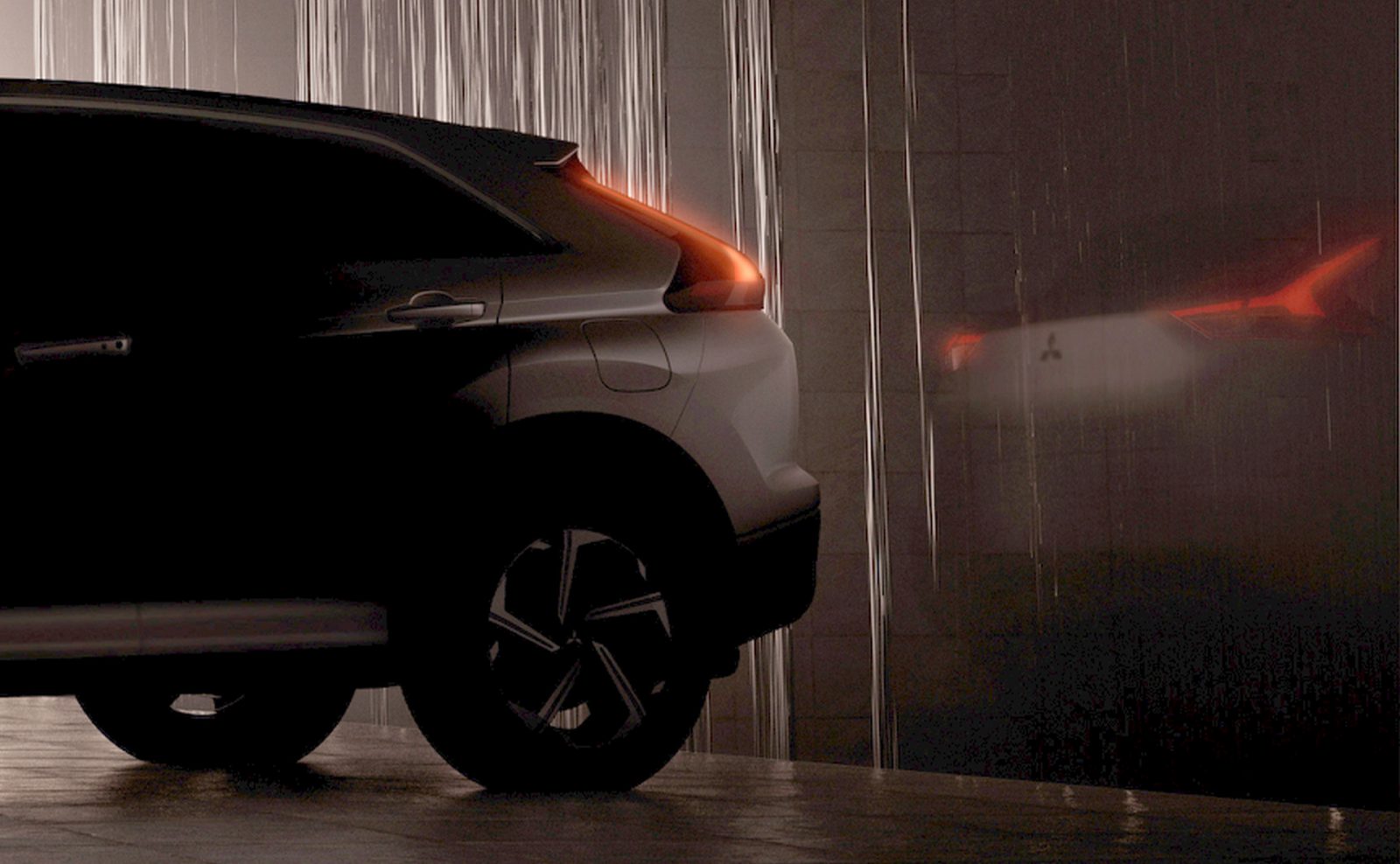 Een donkere Mitsubishi Eclipse Cross parkeerde 's nachts naast een regenachtig raam, terwijl de rode achterlichten van een andere auto zichtbaar waren in de weerspiegeling.