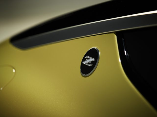 Close-up van een metalen 'z'-embleem op een gele auto van de Nissan Z Proto.