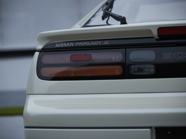 Close-up van de achterhoek van een witte Nissan Z Proto, met de nadruk op het achterlicht en de modelbadge.