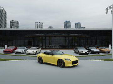 Een verzameling luxe auto's, waaronder de Nissan Z Proto, buiten tentoongesteld met een modern stadsbeeld op de achtergrond.