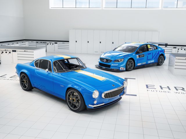 Twee Volvo-auto's, een klassieke P1800 Cyan en een moderne racewagen, naast elkaar tentoongesteld in een witte, strakke showroom.