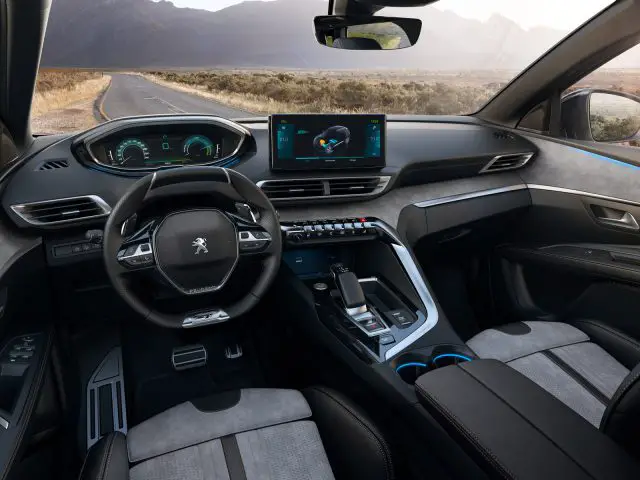 Binnenaanzicht van een Peugeot 3008-auto met de nadruk op het stuur, het dashboard en digitale displays.